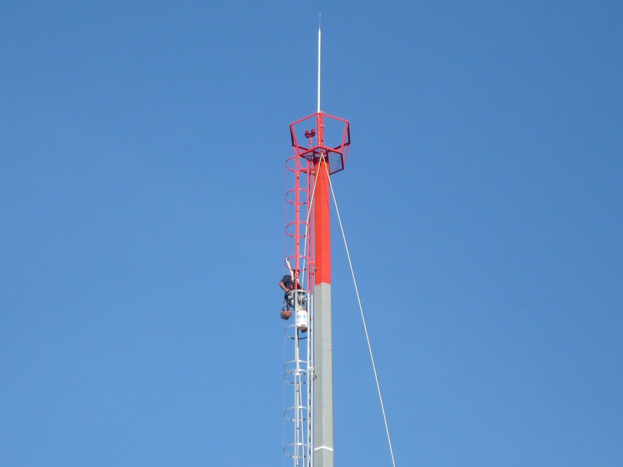 Técnico de GPA en una torre de telecomunicaciones
